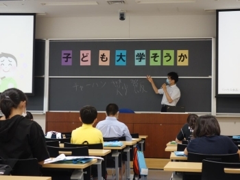 講師の明田川先生に、中国語の発音を<br>教えていただきました。