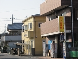 倉治交番から北側にもお店が並びます。