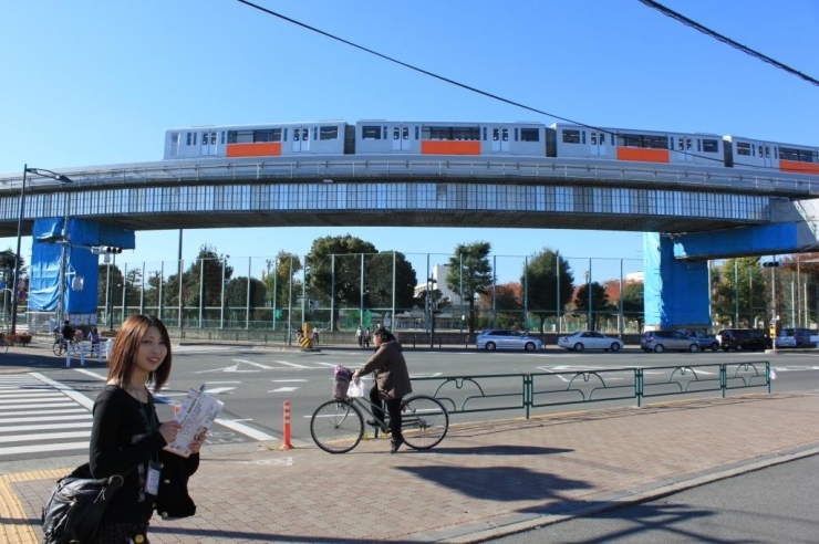 高松町を過ぎ泉体育館の近くへ来るとモノレールが…。ここまで来ると景色も変わって空がグッと近くなってきますね。