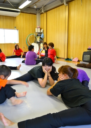 練習前のなごやかなストレッチの風景「TOMOMI企画 スタジオBLACK DUCKS」