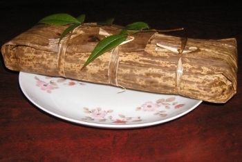 しっかりと竹皮に包まれて。<br>実は穂谷以外でも枚方の旧家では今も作られている食文化なのだそう。