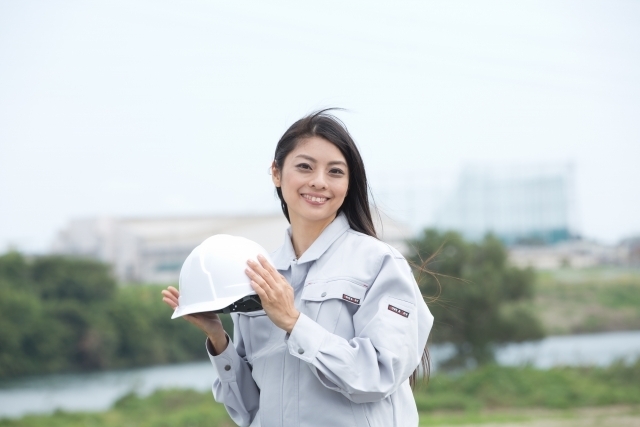 「ブログ更新しました。「建築現場はヘルメット着用です」」