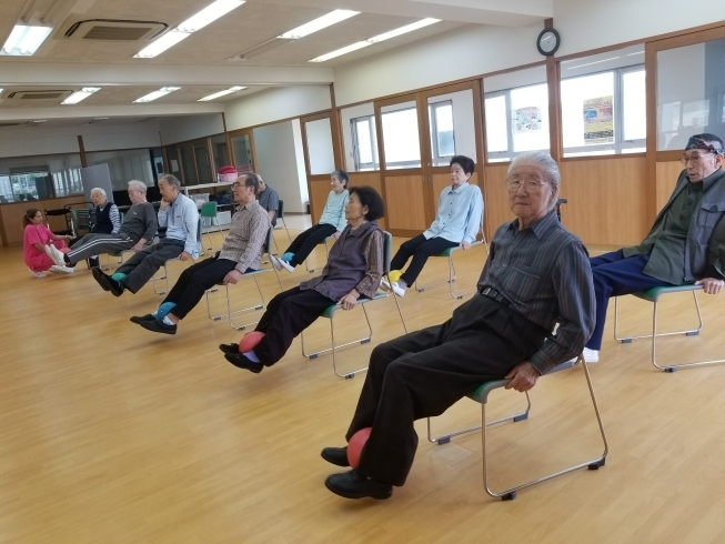 「ゆたかデイサービスです！今日も楽しく元気に健康体操1時間！！」