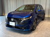 自信に満ちた表情の最新SUV「ノート オーラ入庫いたしました💙スタイリッシュな一台を店舗でチェック🚗✨」