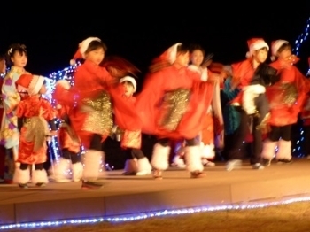 サンタ姿で「よさこい」（北浦よさこい連、錦照会合同チーム）