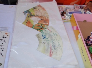 美しい柄が描かれた「たとう紙」（きものを保存する時に包む紙）も販売されていました。