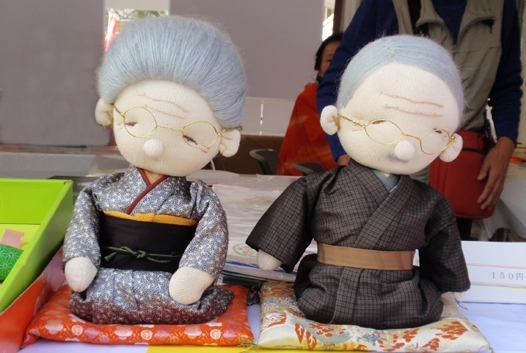 展示品として飾られていた着物姿の夫婦人形。<br>一日中座りどうしで疲れたのか、眠たそうです。