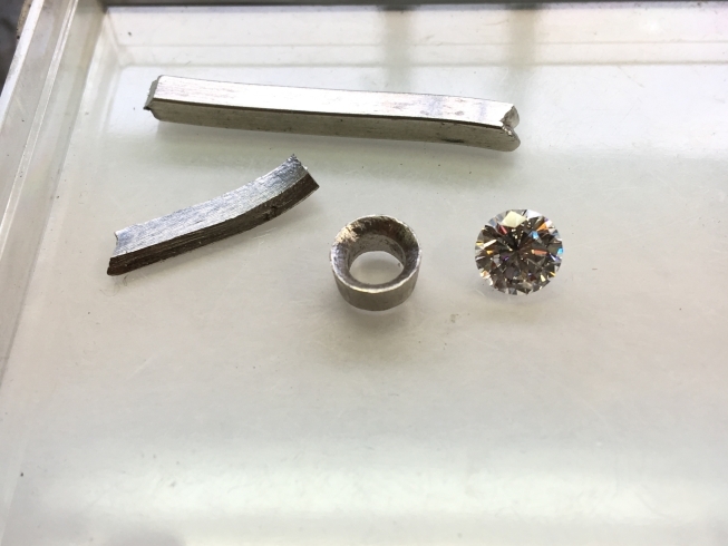 「ダイヤモンドのリングをリフォーム　松江市M様　　６月２９日スタジオアルジェント今日の作業机」