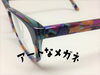 「ブルーの色彩豊かなアートなメガネ」