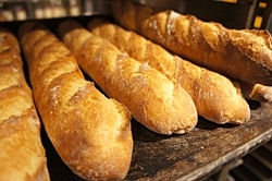 工場では次々にパンが焼かれていきます。