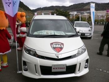 チームロゴを貼った車がお目見え！