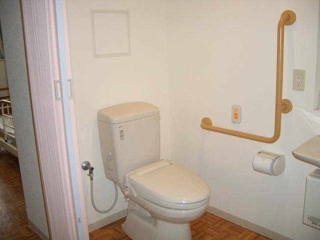 「トイレのドアがアコーディオン！！ 　高住センターから、居室内のトイレのドアがアコーディオンカーテンの老人ホーム見学情報です。」