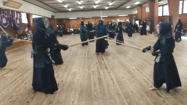 防具着用者は、たくさんの先生から指導を受けました。「伊丹剣道協会主催「剣道体験教室」（9/25）」
