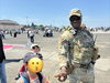 イベント会場にて米軍兵さんがお出迎え！「横田基地友好祭に行ってきました！大きな飛行機に大興奮♪」