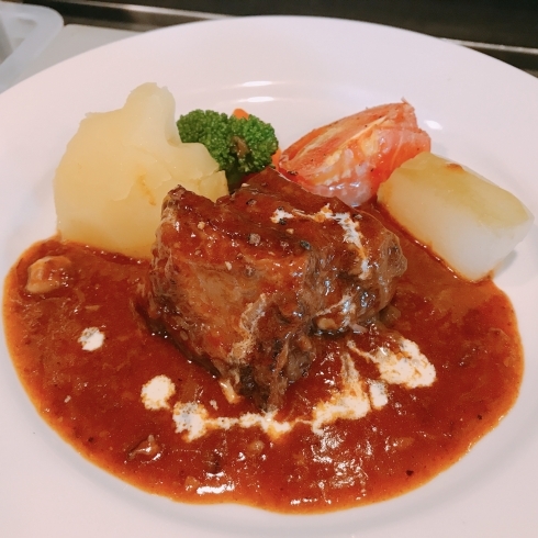 「本日の日替わりランチは、牛肉の赤ワイン煮込みです。」