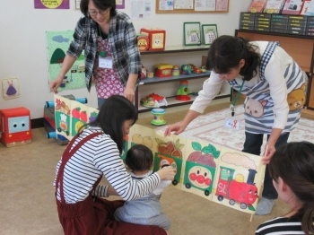 「アンパンマンのくだもの列車」が通りまーす。シュシュポッポッ♪