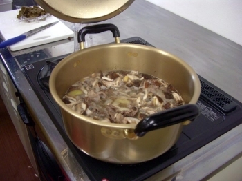 材料を鍋にぶちこみ、グツグツ！<br>カレールーを入れる直前のお鍋。