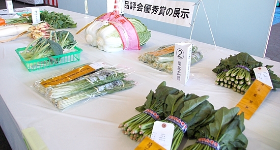 農産物品評会の品が展示され、午後からは出展された見事な野菜が販売されました。