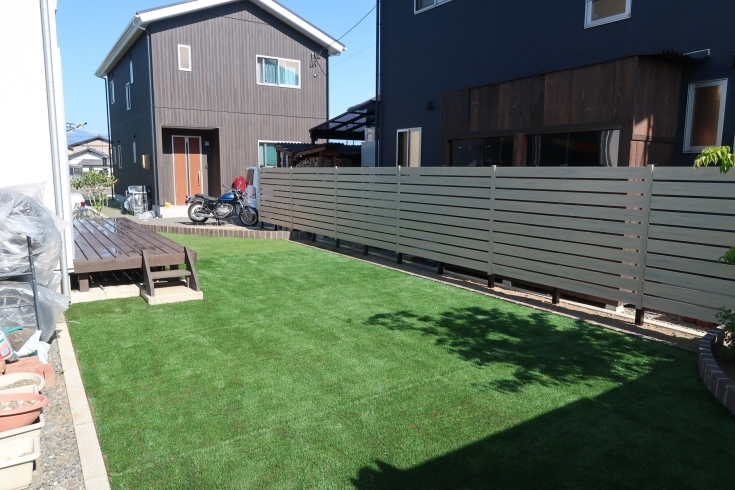 「プライベートフェンスと人工芝生のお庭」