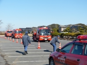 大型の消防車両から天王崎公園の駐車場側へ誘導されます。