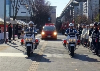 先導する白バイと指揮車