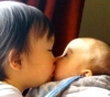 『ハル&ヒロ』ちゃん <br>2歳と0歳8か月の時の写真です。<br><br>(平成22年6月10日 と24年7月31日生まれ)<br>♪ビックリするくらい、相思相愛な二人(^-^) 見てるとホッコリしてきます。♪