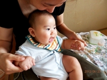 『辰夢』くん　7ヶ月の時の写真です。<br>（2012年2月9日生まれ）<br>♪ママの膝の上が一番！！♪