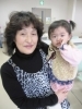 『小桃（こもも）』ちゃん　1歳の時の写真です。<br>（平成22年9月4日生まれ）<br>♪おばあちゃんに抱っこされて、ご機嫌です！「大きくなっても優しい子に育ってね♪」