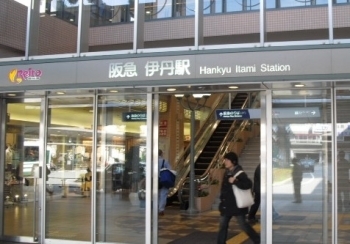 こちらは阪急伊丹駅のリータの入り口です。エスカレータであがって、４階にあります。
