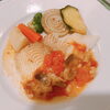 「本日の日替わりランチは、カレイの松の実と茄子のフレッシュトマトソースです。」
