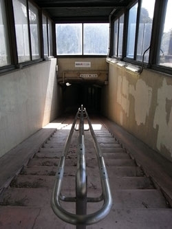 人気のない階段は、海底へと続く道。川崎港海底トンネル。