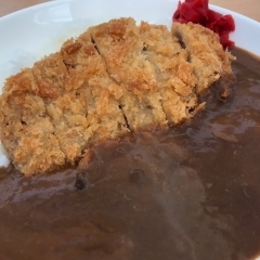 海を見ながらカツカレー♪