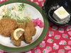「本日のAランチは カキフライとメンチカツです。」
