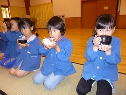 「ちょっと苦いけどおいしい!」
おけいこが毎回楽しみです「あさひ幼児教育センター ひまわり幼児園」