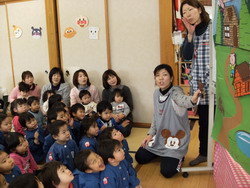 未入園児の友達も遊びに来ていますよ!
何が始まるのかな?「あさひ幼児教育センター ひまわり幼児園」
