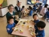 地域のおじいちゃん・おばあちゃんと一緒に会食！　「おいしいね」「朝日町立泊南部保育所」