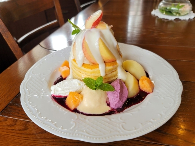 カフェアンジェ☆桃とカシスのパンケーキ「大好きな桃の季節がやってきた＼(^o^)／　地元の桃スイーツ食べ歩きしてます♪」