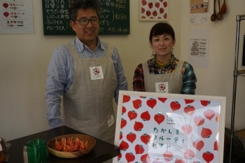 明るく元気なスタッフの皆さん。トマトの試食もありますよ♪