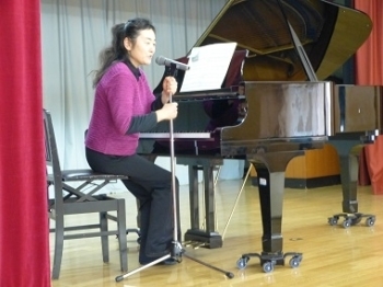 ピアノに合わせて由貴乃先生と一緒に歌いましょう！　由貴乃先生の声はとってもキレイです（*^_^*）