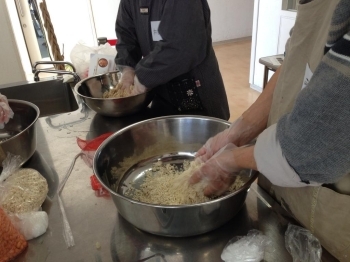 大豆を煮ている間に、糀と塩を混ぜます。これが一番大切な作業。糀をつぶさないように！