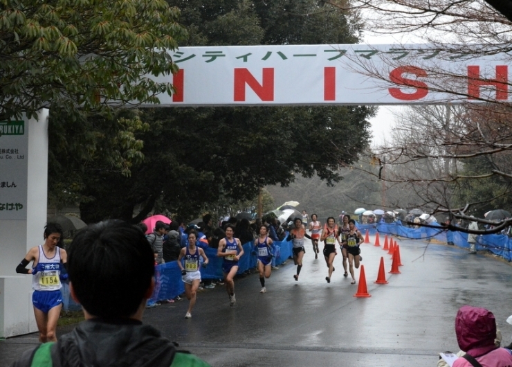 最後まで全力で走る選手たち