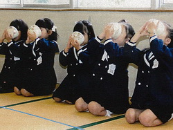 「お手前ちょうだいします」
作法に則った見事な飲みっぷりです。「学校法人富山育英学園 入善幼稚園」