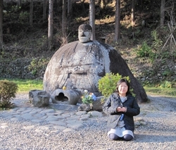 帰り道に、諏訪にある『万治の石仏』に寄りました。<br>いっとき「首が伸びた！」と話題になったこともある石仏です。<br>素朴な風貌に癒された記念に撮影。