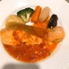 「本日の日替わりランチは、サーモンのトマトクリームソースです。」
