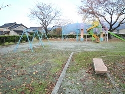 「野中公園」遊具も設置されている町の公園で、元気に遊ぼう！