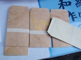 福井産の「鳥の子」という最高級和紙で作られたもの。表面の図柄は紙を漉くときに流し込みます。