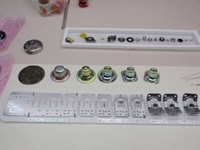 プレス順送の製作過程。