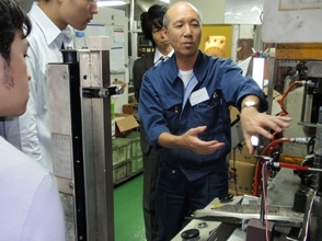 順送金型の説明をしています。