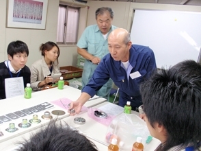 研修生全員から活発な質問が。時には製品を示しながらていねいに応答を。