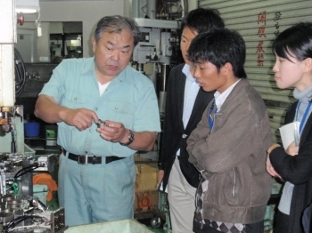 高品質、低コストを考え大橋さんが独自で設計した金型で難易度の高い加工品を製作しています。